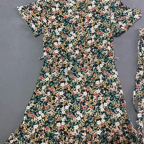 Dynamite Floral Dress - Picture 6 of 7